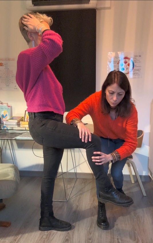 séance de kinésiologie pour apaiser le stress et retrouver l'équilibre émotionnel. Le test musculaire
